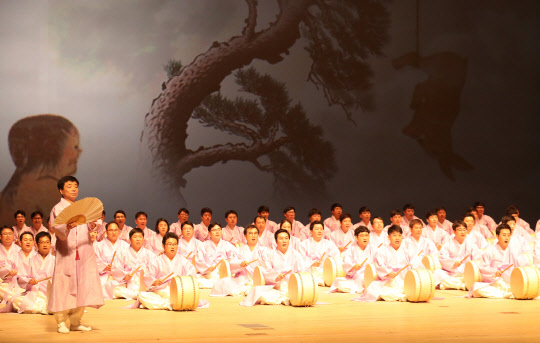 16일 오후 서울 세종문화회관 대강장에서 크라운-해태제과 주최 제12회 창신제가 열려 김경호 해태제과 생산담당 이사 등 크라운-해태제과 임직원들이 판소리 수궁가 중 '고고천변' 떼창을 하고 있다.